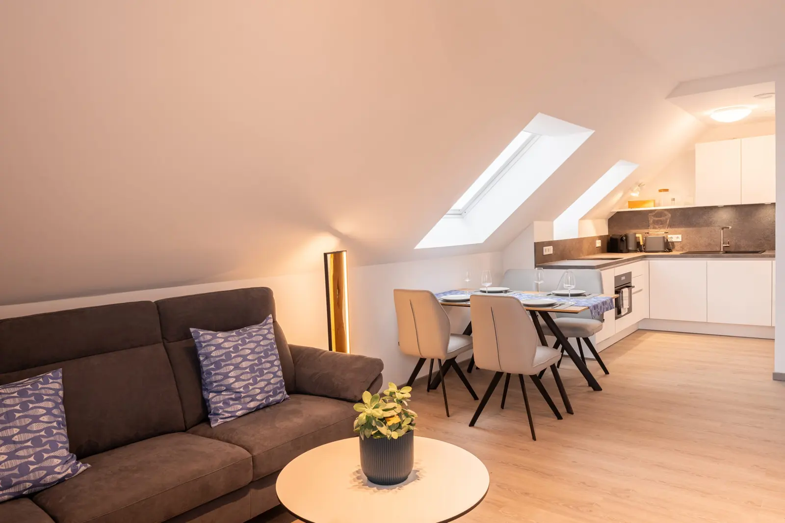 Offener Wohn- und Essbereich in einem Apartment am Steinhuder Meer